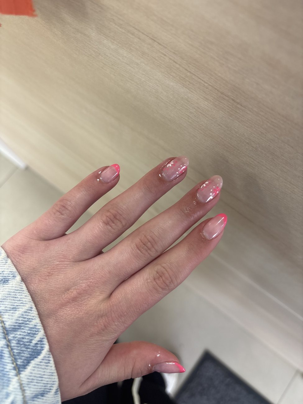 Roze glitternagels met een roze French op een hand