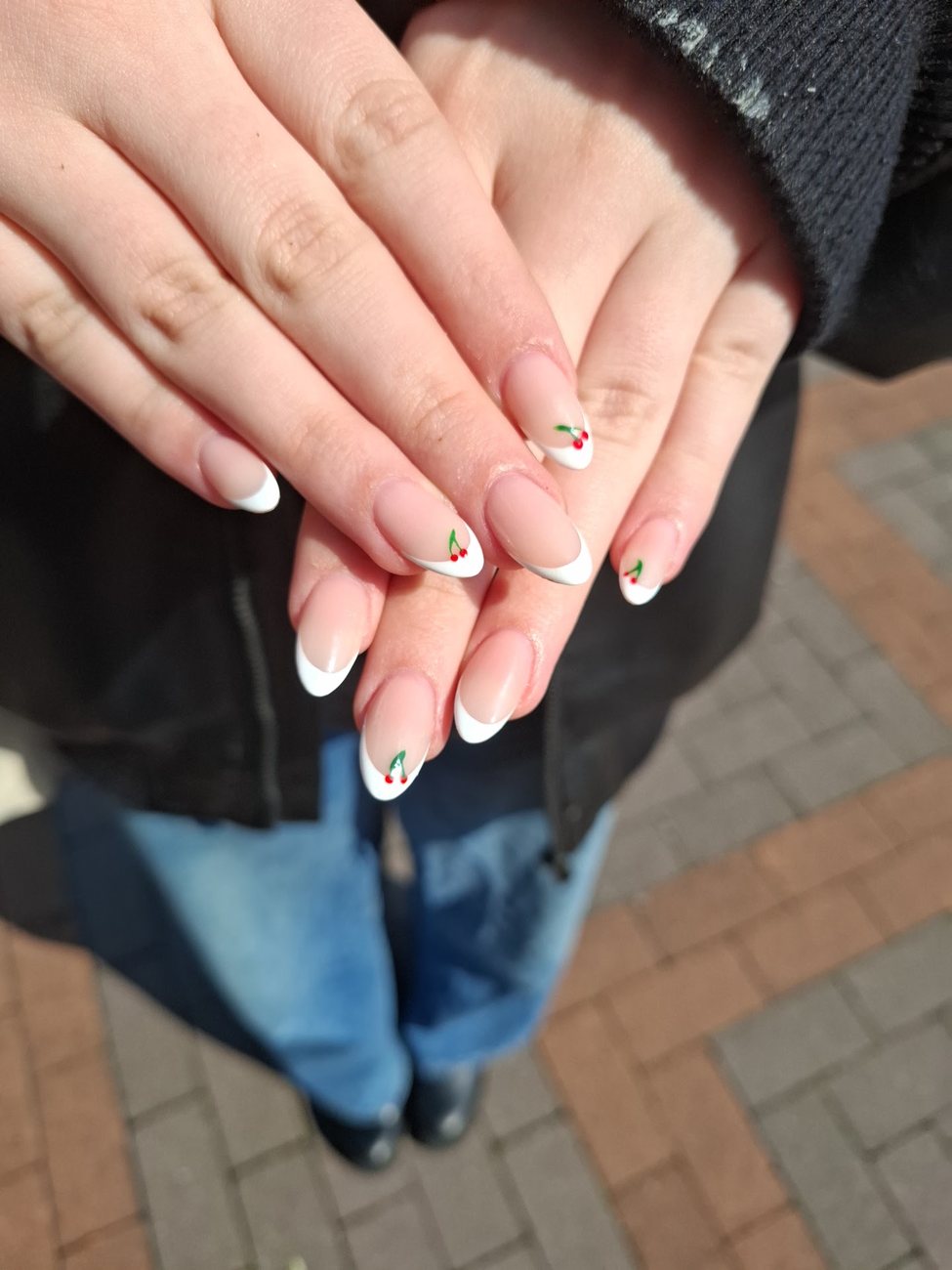 Witte French met kersjes op twee handen