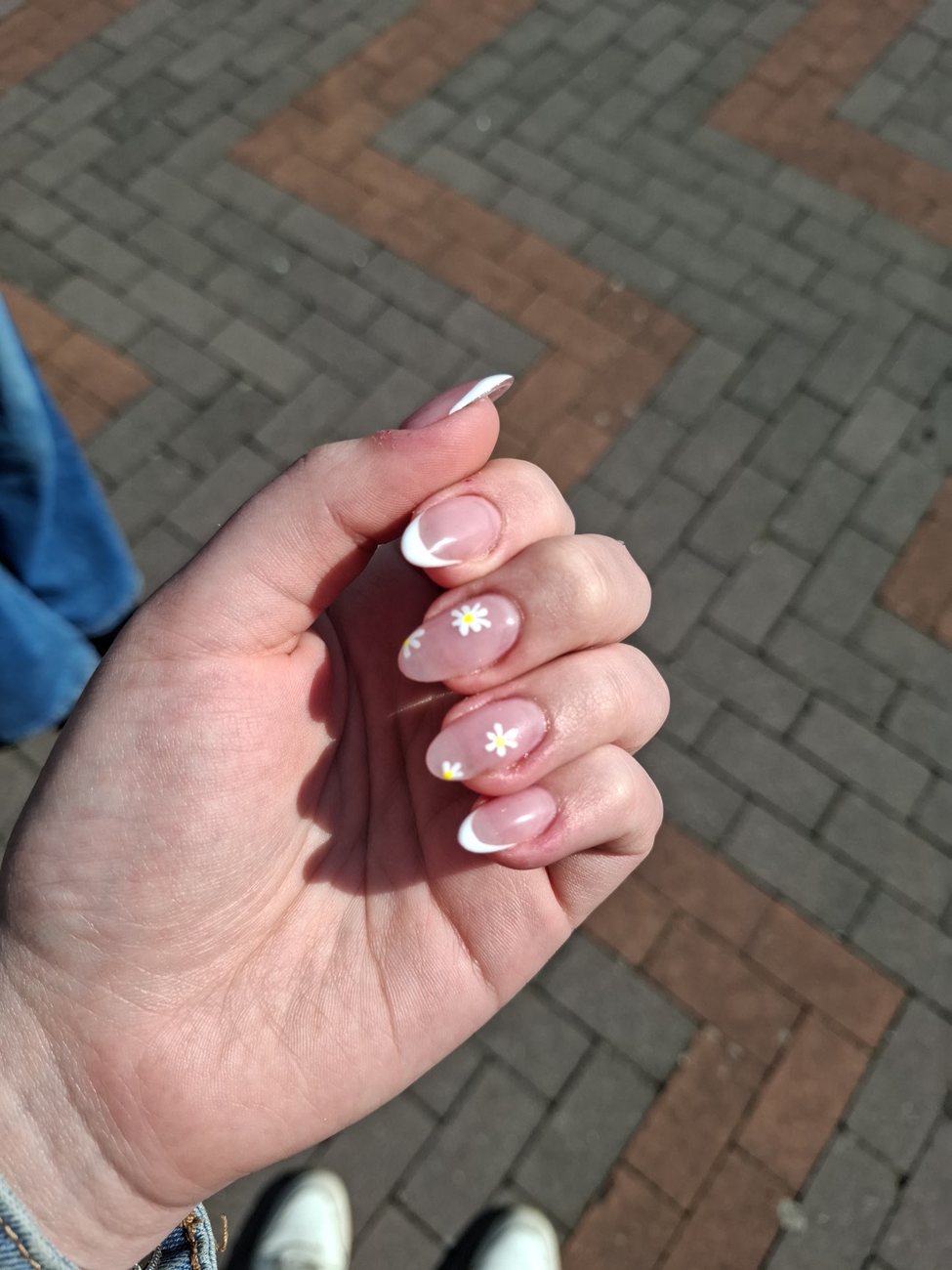 Witte French met een bloemetje op twee nagels, foto van Fenna