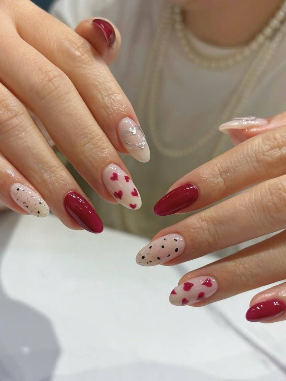 Amandelvormige nagels in donkerrood, met hartjes en met stipjes