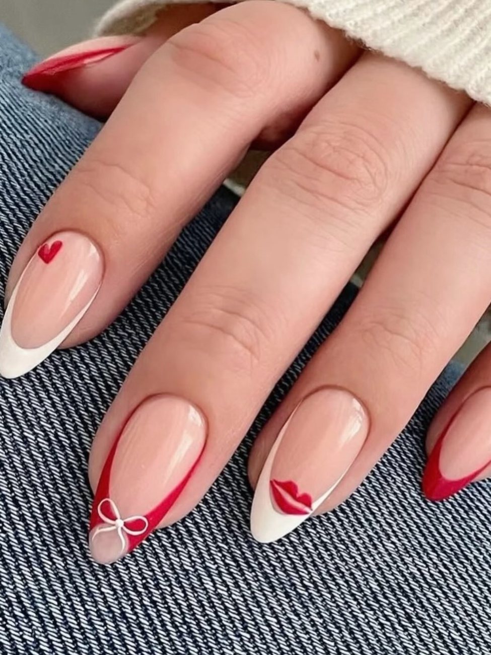 Amandelvormige nagels met witte en rode French, een hartje en een strikje